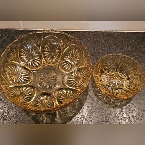 Vintage two piece Indiana starburst/daisy amber glass bowls